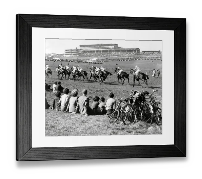 Framed Print : Spectators at Epsom race course, 1953 Framed Print : Spectators at Epsom race course, 1953