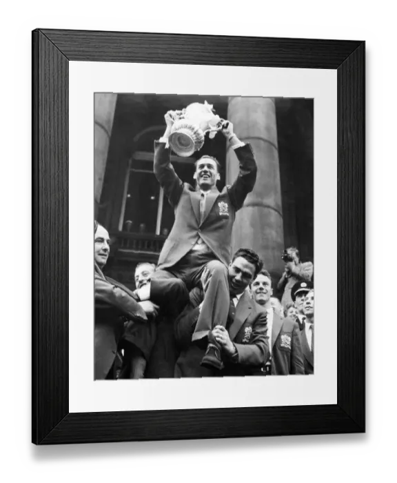 Framed Print : Nat Lofthouse holds aloft the FA Cup after Boltons triumph in 1958 Framed Print : Nat Lofthouse holds aloft the FA Cup after Boltons triumph in 1958