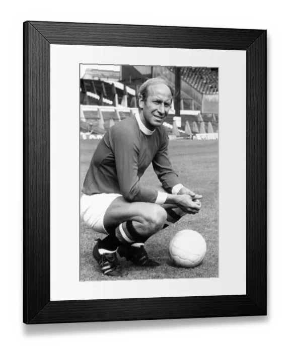 Framed Print : Bobby Charlton in 1971 Framed Print : Bobby Charlton in 1971