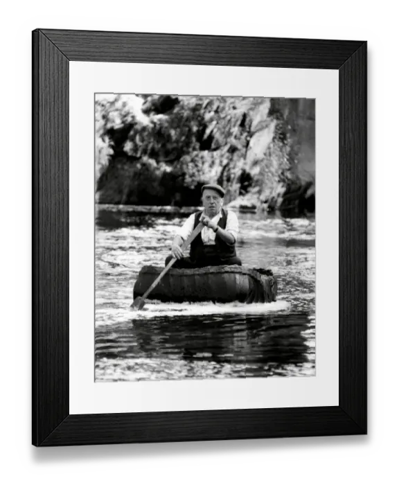 Framed Print : Coracle fisherman on the River Teifi Framed Print : Coracle fisherman on the River Teifi