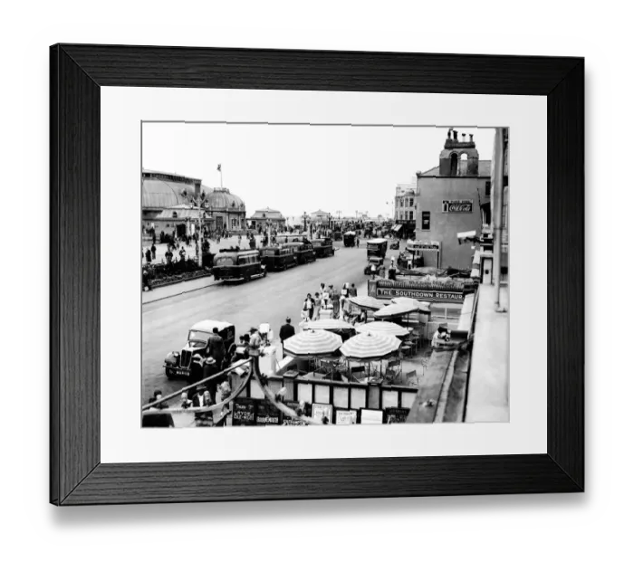 Framed Print : The seafront promenade at Worthing, Sussex Framed Print : The seafront promenade at Worthing, Sussex
