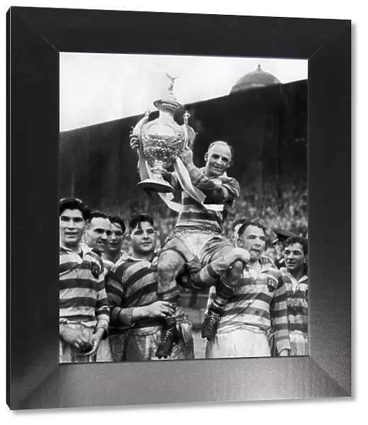 Cec Mountford with the Rugby League Challenge Cup in 1951
