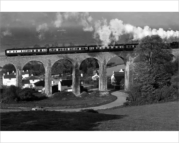 A train passes over the Brunel Viaduct in Broadsands, Devon