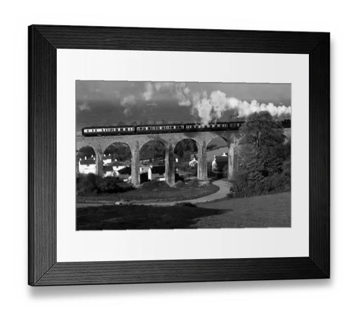 Framed Print : A train passes over the Brunel Viaduct in Broadsands, Devon