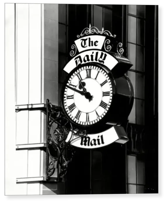 Print : The Daily Mail clock outside the Daily Mail building Print : The Daily Mail clock outside the Daily Mail building