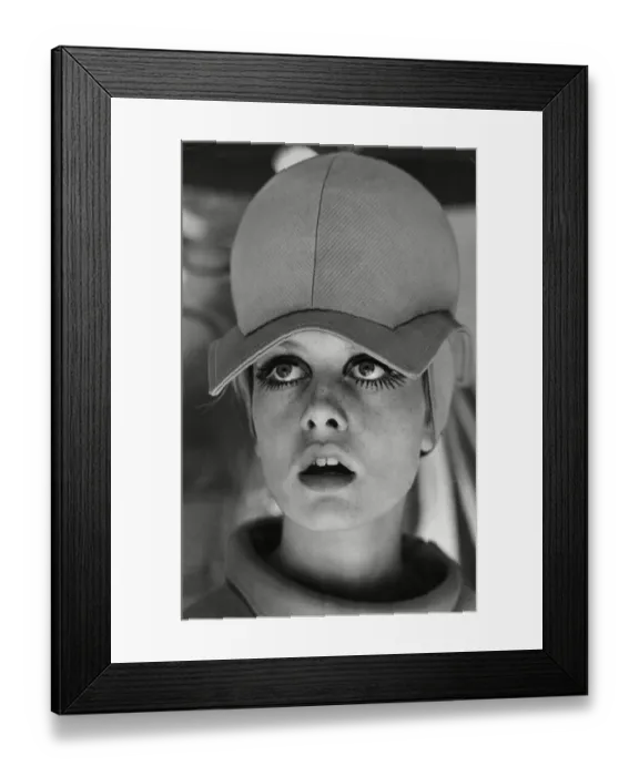 Framed Print : Twiggy in Paris Framed Print : Twiggy in Paris