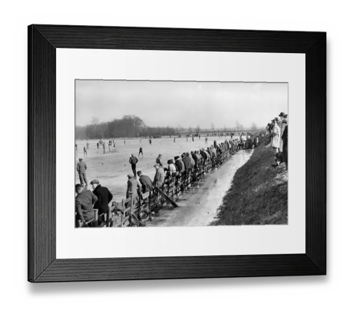 Framed Print : Ice skating championships at Lingay Fenn near Cambridge, 1936