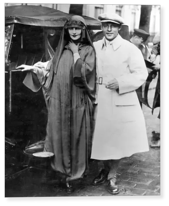 Print : Rudolph Valentino and his wife Natacha Rambova in 1923 Print : Rudolph Valentino and his wife Natacha Rambova in 1923