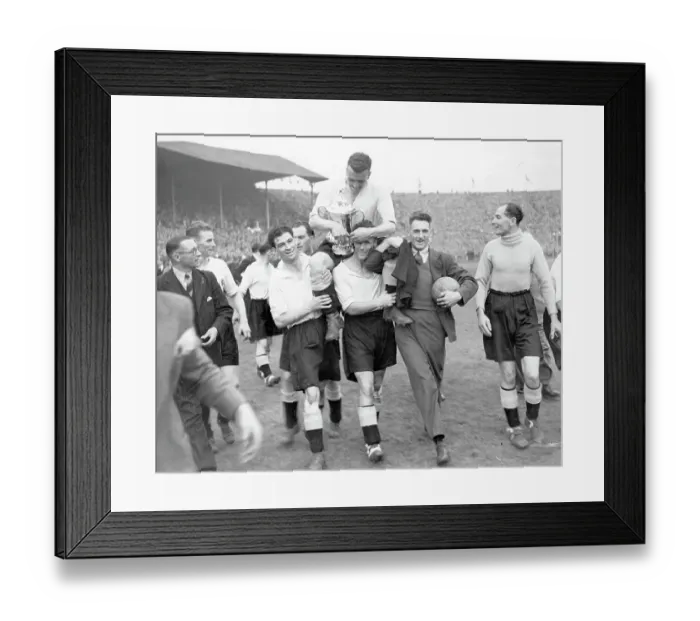 Framed Print : 1946 FA Cup final at Wembley, Charlton Athletic v Derby County Framed Print : 1946 FA Cup final at Wembley, Charlton Athletic v Derby County