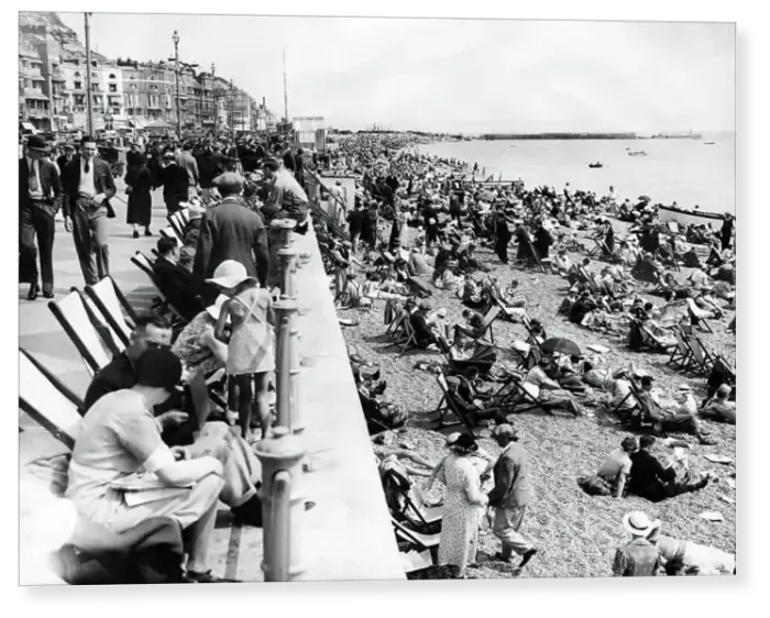 Print : Hastings Beach 1935