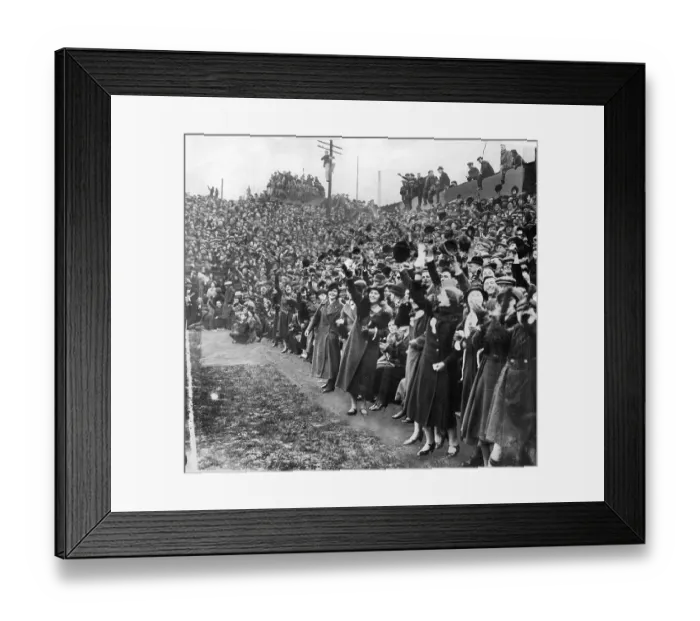 Framed Print : Supporters of Luton FC in1935 Framed Print : Supporters of Luton FC in1935
