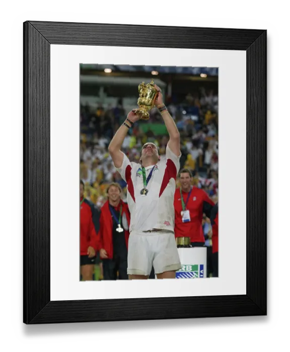 Framed Print : England captain Martin Johnson lifts the Webb Ellis Trophy