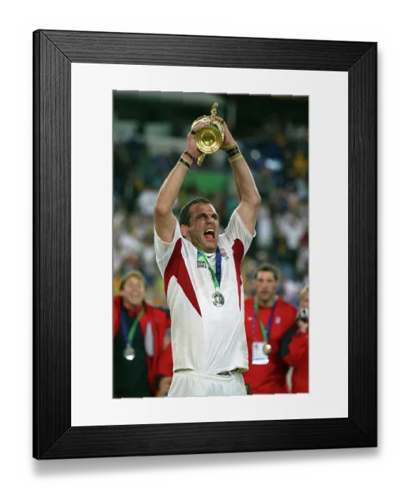 Framed Print : England captain Martin Johnson with the Rugby World Cup