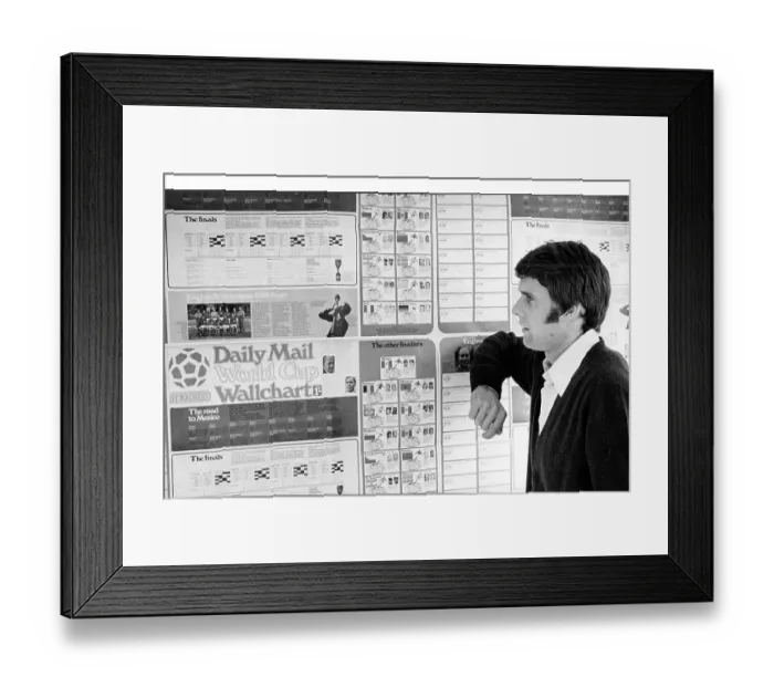 Framed Print : Geoff Hurst studies the Daily Mail World Cup Wall Chart 1970 Framed Print : Geoff Hurst studies the Daily Mail World Cup Wall Chart 1970