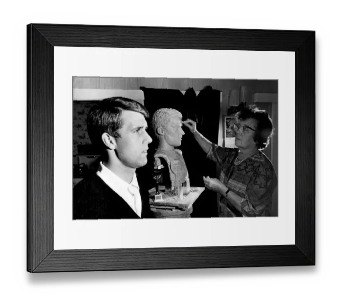 Framed Print : Footballer Geoff Hurst poses for a sculpture Framed Print : Footballer Geoff Hurst poses for a sculpture