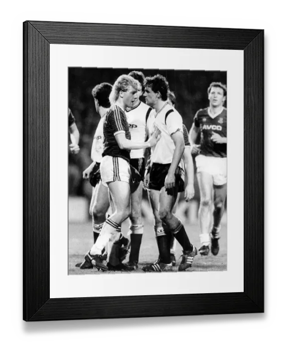 Framed Print : Frank McAvennie and Kevin Moran square up to each other 1986 Framed Print : Frank McAvennie and Kevin Moran square up to each other 1986