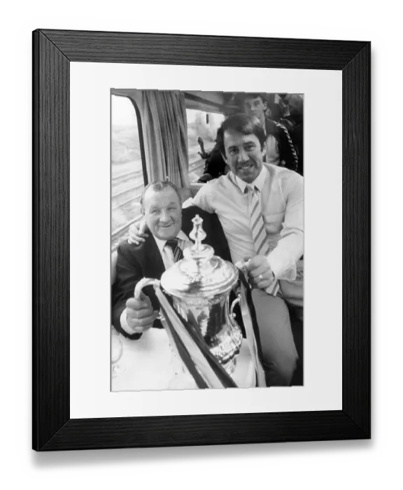 Framed Print : Howard Kendall with Bob Paisley and the FA Cup 1984 Framed Print : Howard Kendall with Bob Paisley and the FA Cup 1984