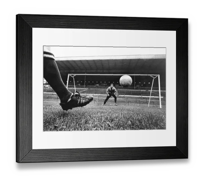 Framed Print : Colin Withers, goalkeeper for Aston Villa Framed Print : Colin Withers, goalkeeper for Aston Villa