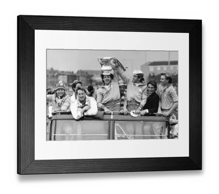 Framed Print : Everton arrive home with the F. A. Cup 1984