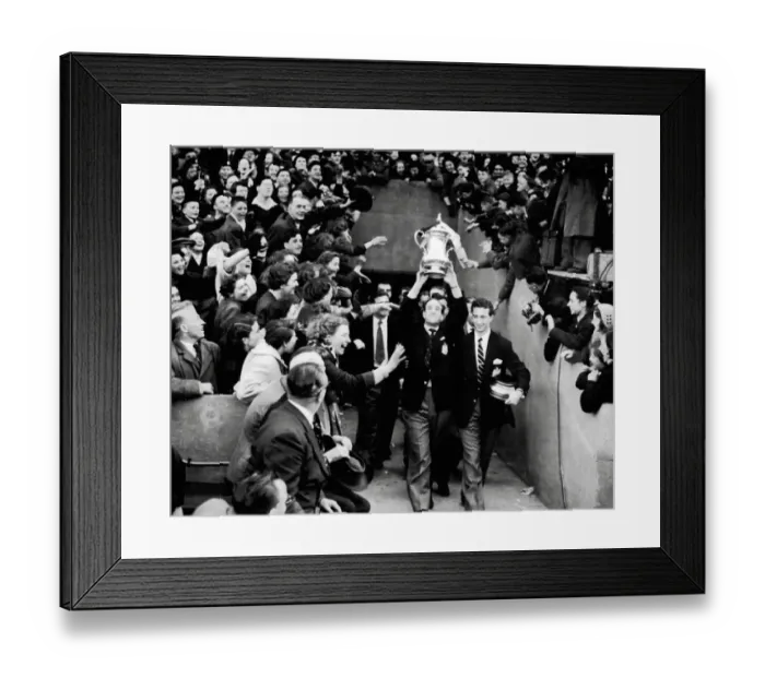 Framed Print : Newcastle United arrive home with the F. A. cup Framed Print : Newcastle United arrive home with the F. A. cup