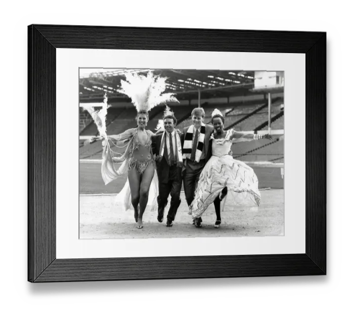 Framed Print : Mirandinha and Neil McDonald of Newcastle United, with samba dancers