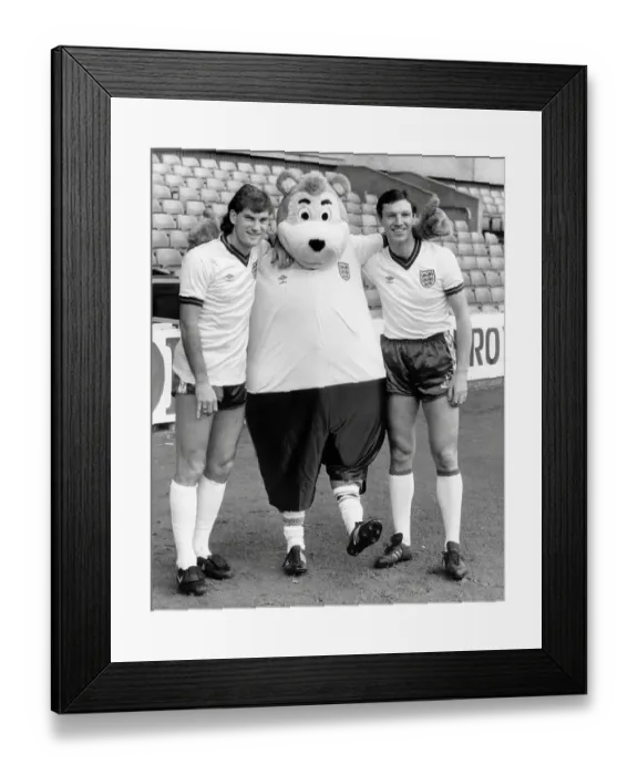 Framed Print : Glenn Hoddle and Alvin Martin with Socca Bear - Mexico 86 World Cup mascot Framed Print : Glenn Hoddle and Alvin Martin with Socca Bear - Mexico 86 World Cup mascot