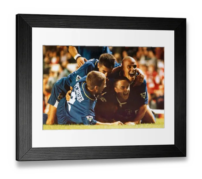 Framed Print : Dennis Wise celebrates his late goal for Chelsea 1996 Framed Print : Dennis Wise celebrates his late goal for Chelsea 1996