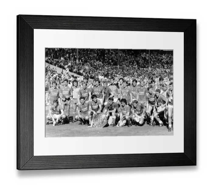 Framed Print : Everton and Liverpool players pose together with the Charity Shield in 1986 Framed Print : Everton and Liverpool players pose together with the Charity Shield in 1986