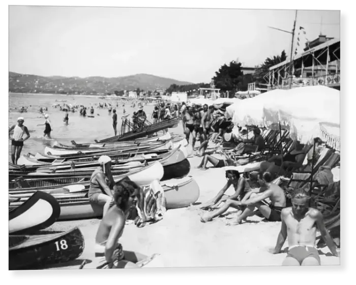 Print : The beach at Juan-Les-Pins, 1931 Print : The beach at Juan-Les-Pins, 1931