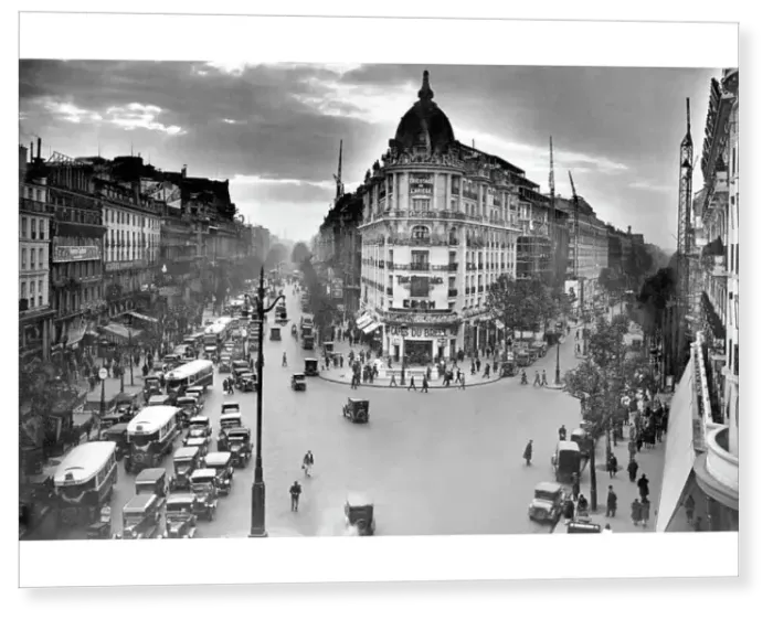 Print : A busy street scene in Paris in 1928 Print : A busy street scene in Paris in 1928