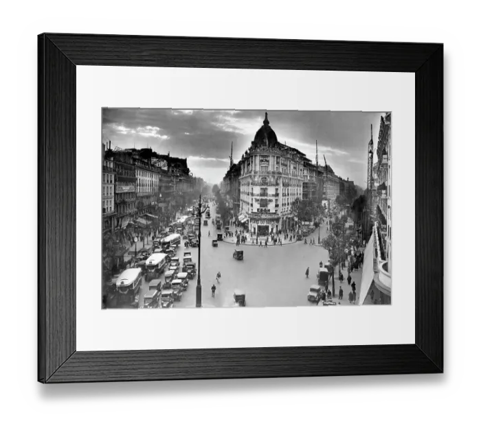 Framed Print : A busy street scene in Paris in 1928 Framed Print : A busy street scene in Paris in 1928