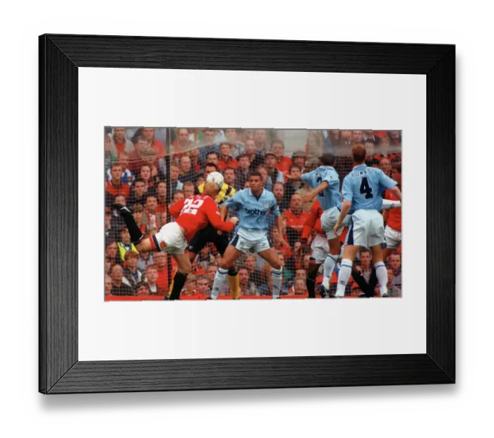 Framed Print : Paul Scholes scores Framed Print : Paul Scholes scores