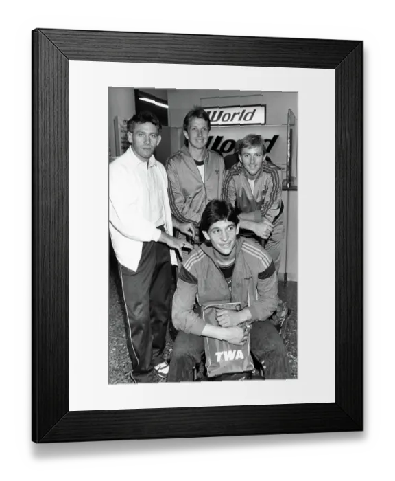 Framed Print : Peter Reid, Trevor Steven, Gary Stevens and Gary Lineker fly out to join the England football squad in Colorado en route to Mexico for the 1986 World Cup Framed Print : Peter Reid, Trevor Steven, Gary Stevens and Gary Lineker fly out to join the England football squad in Colorado en route to Mexico for the 1986 World Cup