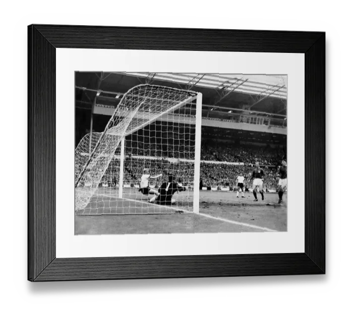 Framed Print : 1966 World Cup Final : England v West Germany (4-2) - Martin Peters scores Framed Print : 1966 World Cup Final : England v West Germany (4-2) - Martin Peters scores