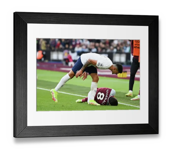 Framed Print : Romero of Spurs shouts at Fornels and gets booked Framed Print : Romero of Spurs shouts at Fornels and gets booked