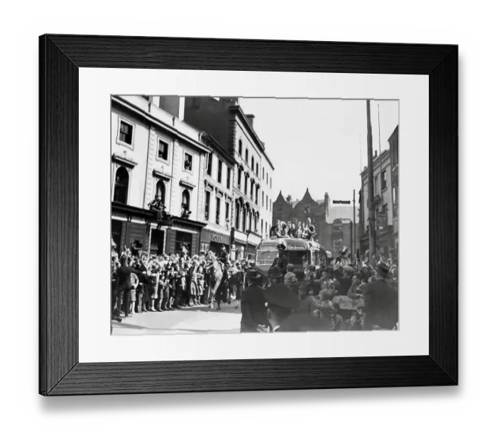 Framed Print : The people of Wolverhampton line the streets as the team bring home the F.A cup after Wolverhampton Wanderers beat Leicester at Wembley in 1949