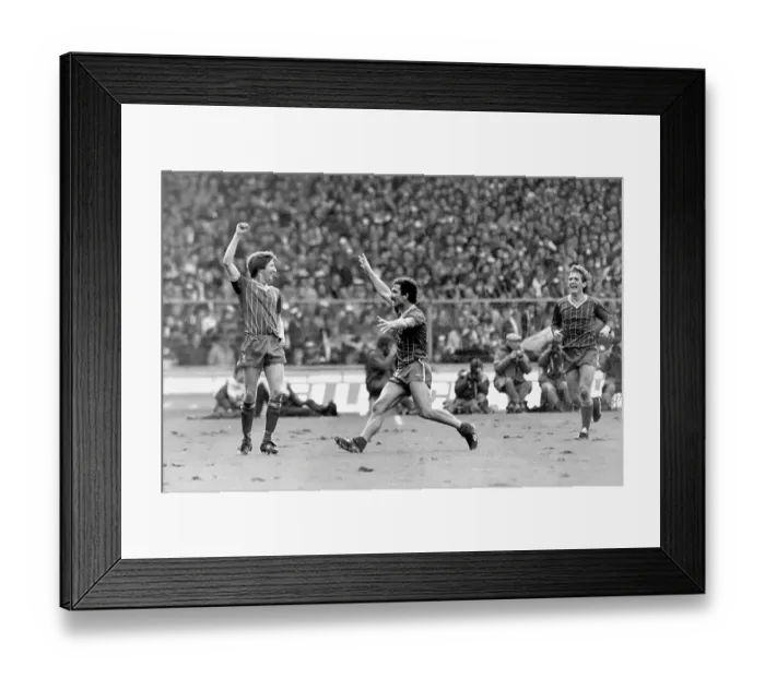 Framed Print : Ronnie Whelan (left), Graham Souness (centre) and Kenny Dalglish celebrate Liverpool's winning goal