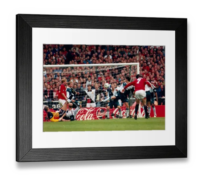 Framed Print : Eric Cantona scores for Man Utd 1996 Framed Print : Eric Cantona scores for Man Utd 1996