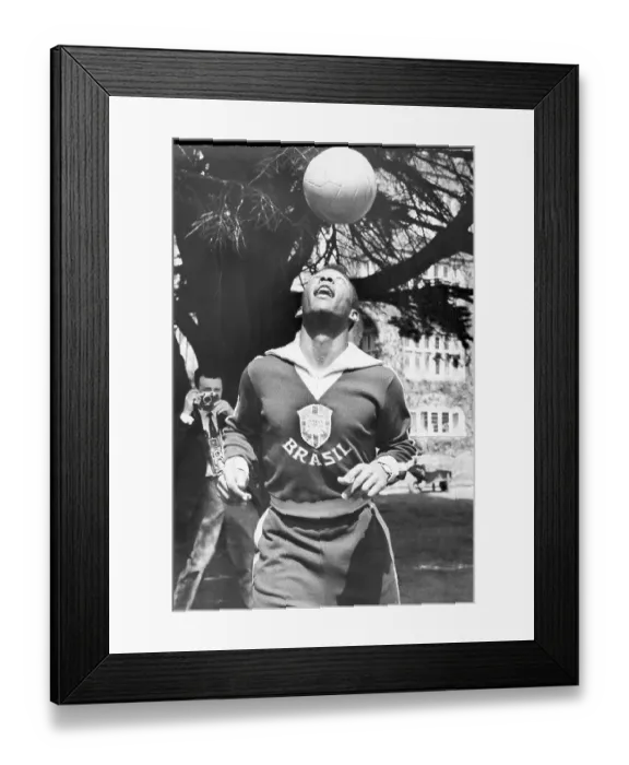 Framed Print : Pele showing off his skills in 1963