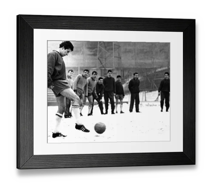 Framed Print : Millwall Footballer Dave Jones, during training in the snow Framed Print : Millwall Footballer Dave Jones, during training in the snow