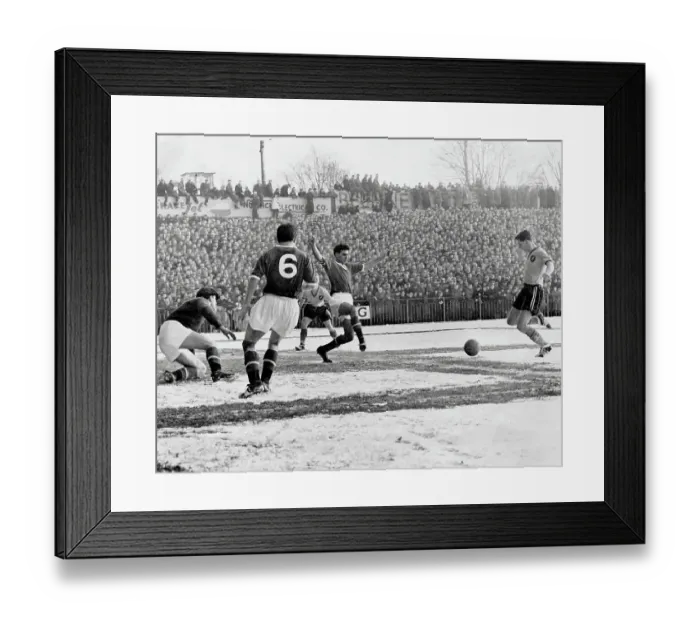 Framed Print : FA CUP 1958 / 59. Third round. Norwich City v Manchester United. Terry Bly (extreme right) gets his shot through the United defence to score their first goal. Norwich won 3-0