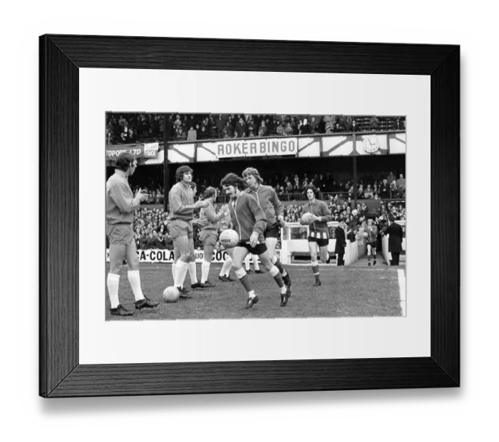 Framed Print : Sunderland players run out on the pitch Framed Print : Sunderland players run out on the pitch