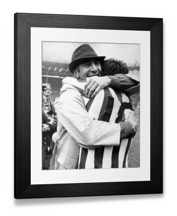 Framed Print : Sunderland manager Bob Stokoe embraces Ian Porterfield Framed Print : Sunderland manager Bob Stokoe embraces Ian Porterfield