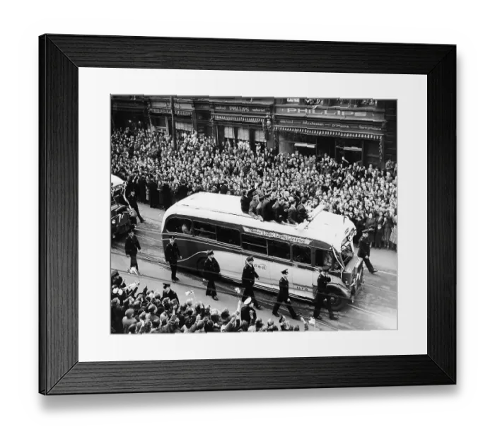 Framed Print : The victoriousNewcastleteam aboard abusreturn with the FAcupto be greeted by hueh crowds