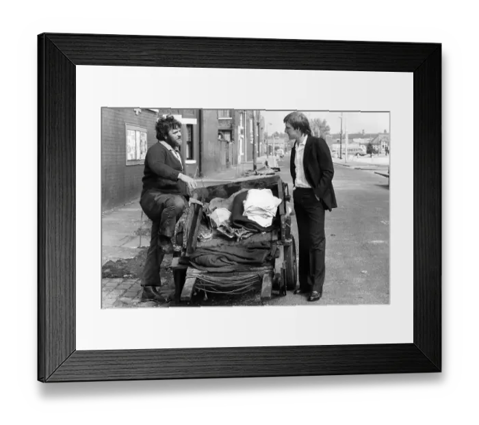 Framed Print : Steve Daley of Man City chatting with Longsight rag and bone man Albert Scott Framed Print : Steve Daley of Man City chatting with Longsight rag and bone man Albert Scott