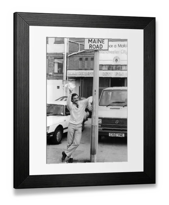 Framed Print : Gordon Davies at Maine Road, he had signed for Manchester City 1985 Framed Print : Gordon Davies at Maine Road, he had signed for Manchester City 1985
