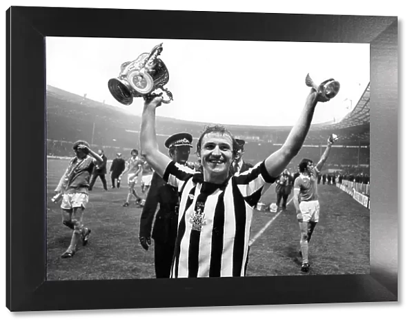 Dennis Tueart of Newcastle United with the League Cup