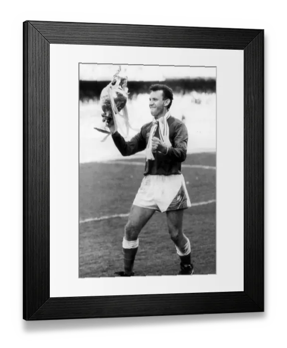 Framed Print : Peter Reid parades with the Football League Division One trophy after Everton beat Luton Framed Print : Peter Reid parades with the Football League Division One trophy after Everton beat Luton