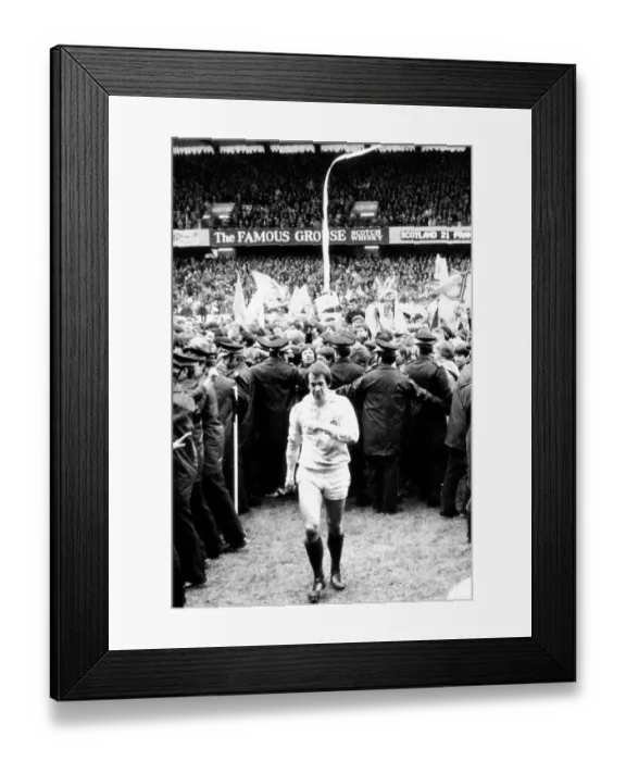 Framed Print : Scotland player David Leslie leaves the pitch after a 21-12 victory over France Framed Print : Scotland player David Leslie leaves the pitch after a 21-12 victory over France