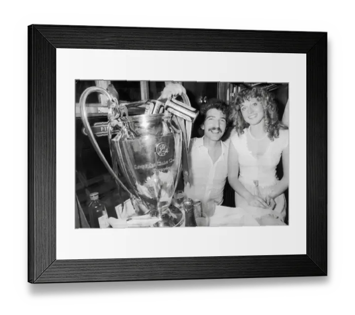 Framed Print : Graeme Souness with Miss World, Mary Stavin and the European Cup Framed Print : Graeme Souness with Miss World, Mary Stavin and the European Cup